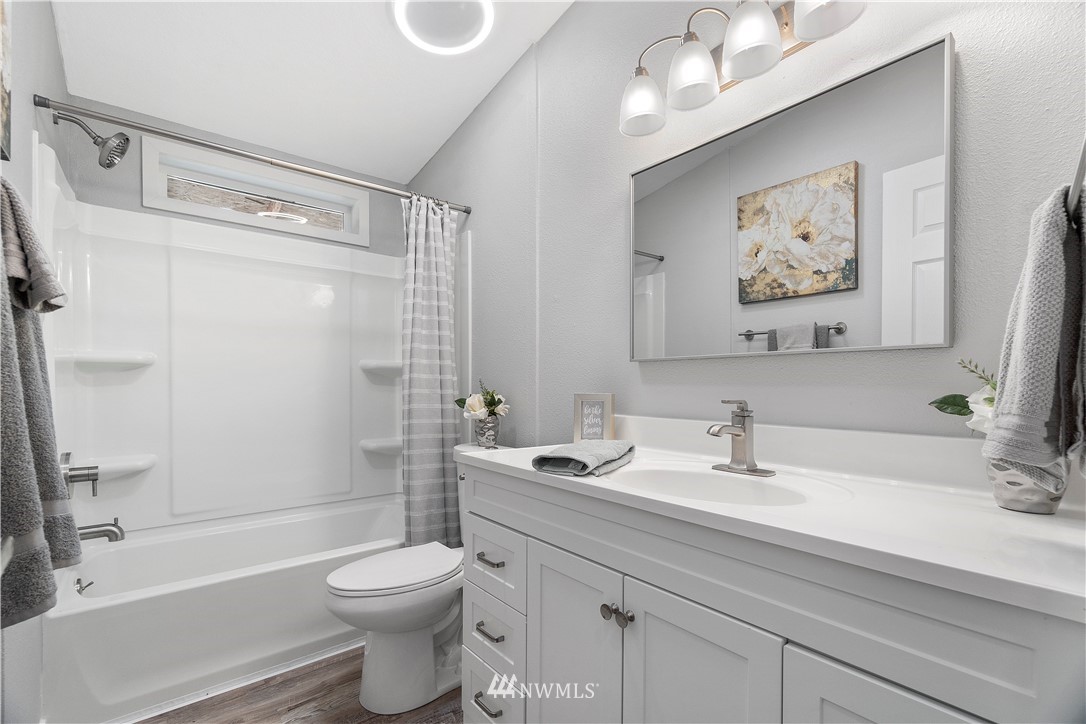259 Sommerville Road Chehalis, WA 98532 - Photo 19 of 25 a bathroom with a sink a toilet and a bathtub