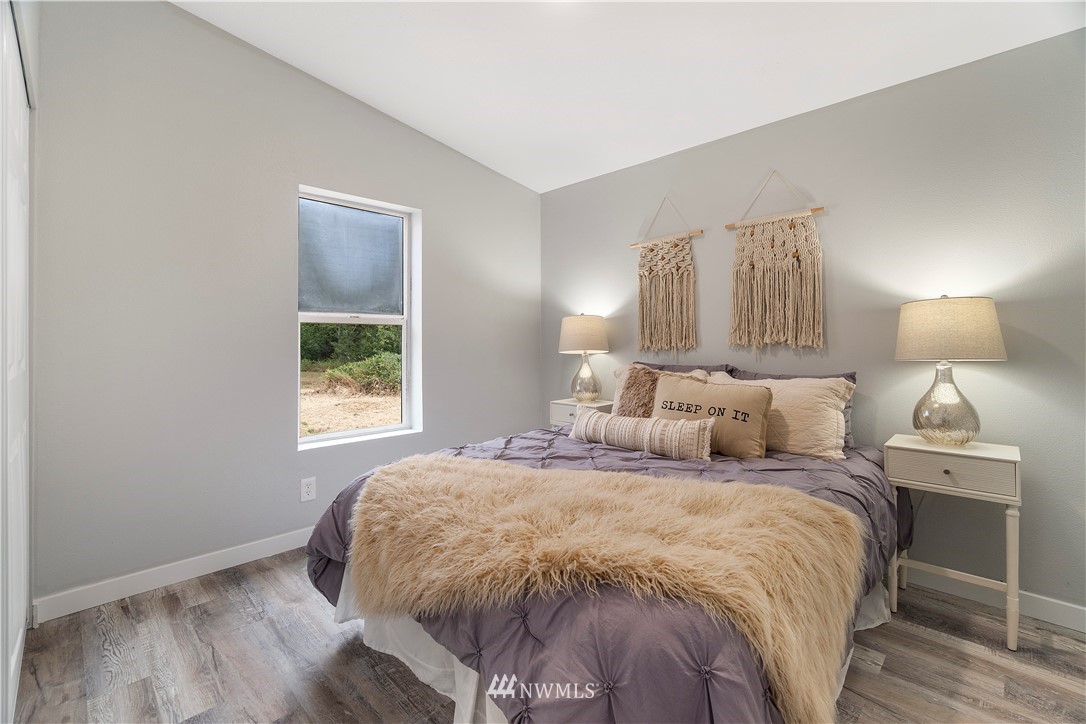 259 Sommerville Road Chehalis, WA 98532 - Photo 21 of 25 a bedroom with a bed and a window