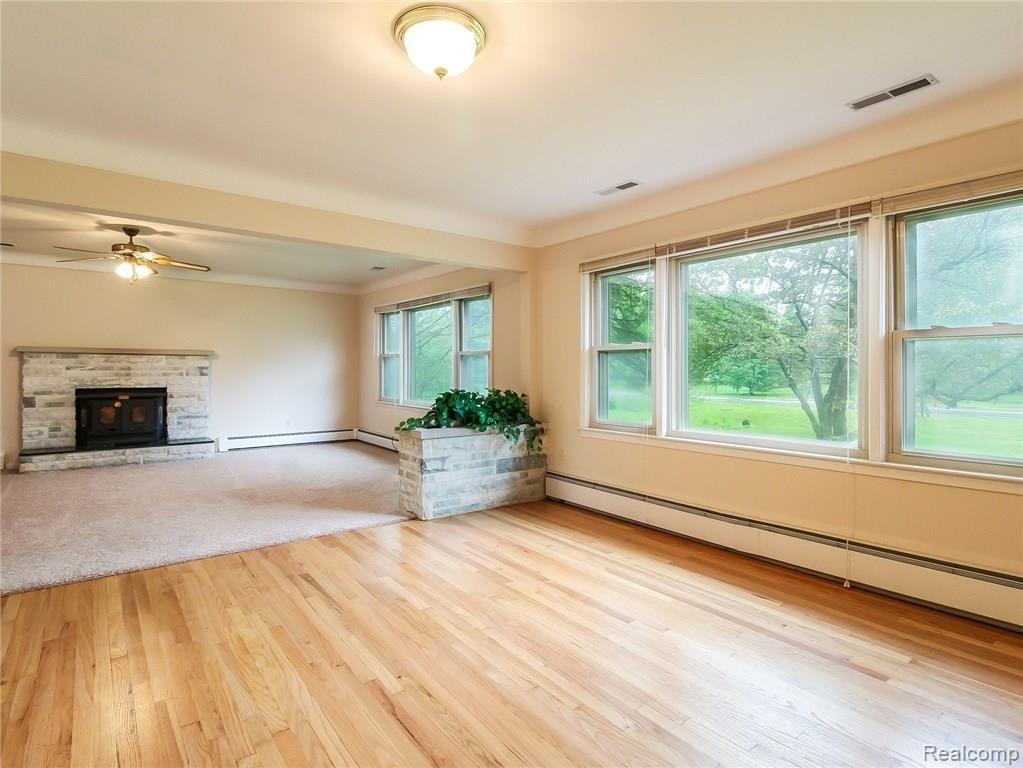 006-Living_Room-4234112-medium4x3.jpg