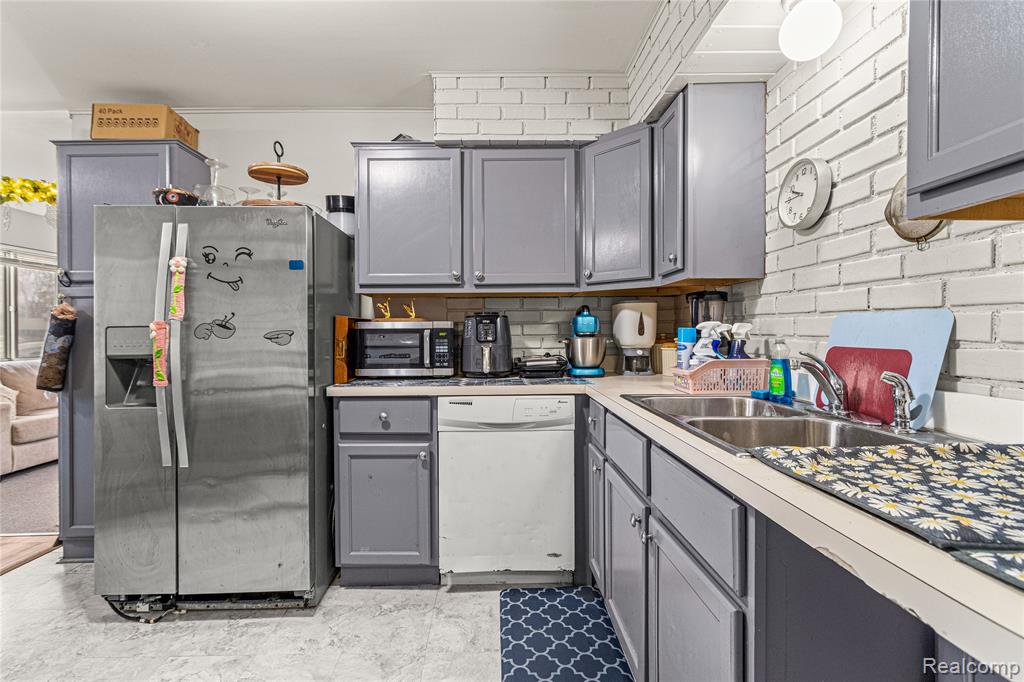 6429 North Beech Daly Road Dearborn Heights, MI 48127 - Photo 14 of 33
