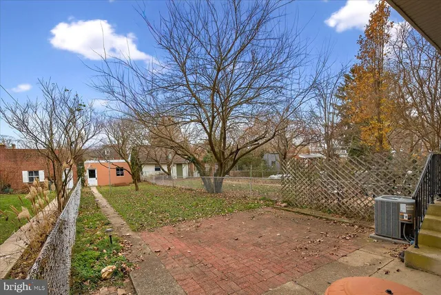 a view of a house with backyard and trees