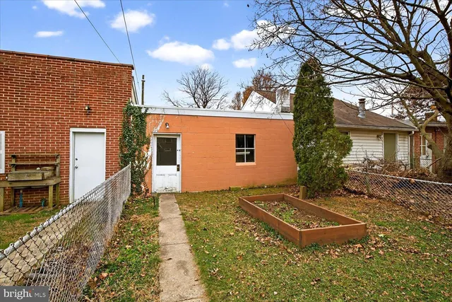 a view of a yard with cars parked