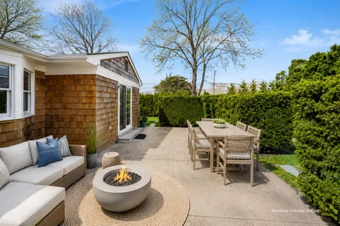 $987,500 | 5 Maryland Boulevard, Hampton Bays, NY 11946