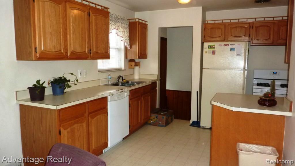7250 Helen Street Center Line, MI 48015 - Photo 11 of 27 7250 Helen kitchen1.jpg