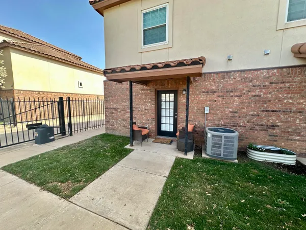 $2,200 | 2108 Main Street, Lubbock, TX 79401