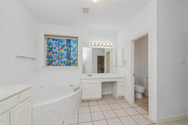 a en suite bathroom with a toilet a sink and a bathtub