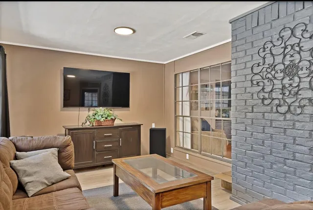 $385,000 | 1406 Shadybrook Drive, DeSoto, TX 75115