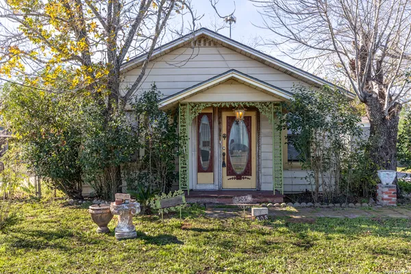 $1,200 | 905 4th Street, Floresville, TX 78114