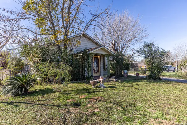 $1,200 | 905 4th Street, Floresville, TX 78114