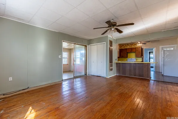 $1,200 | 905 4th Street, Floresville, TX 78114