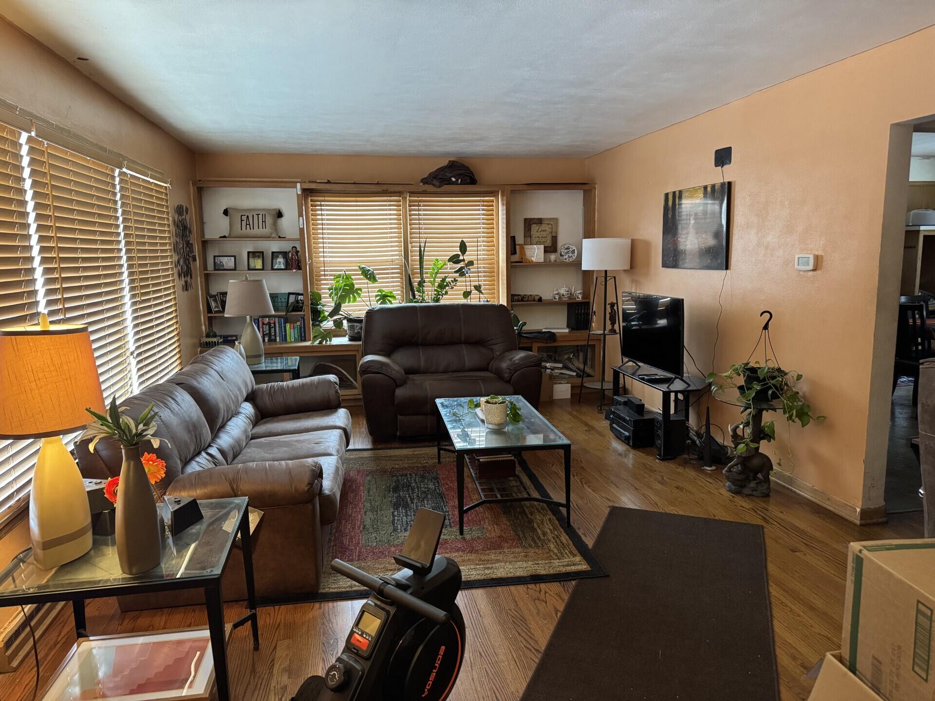 821 Saxony Drive Racine, WI 53402 - Photo 2 of 19 Living Room
