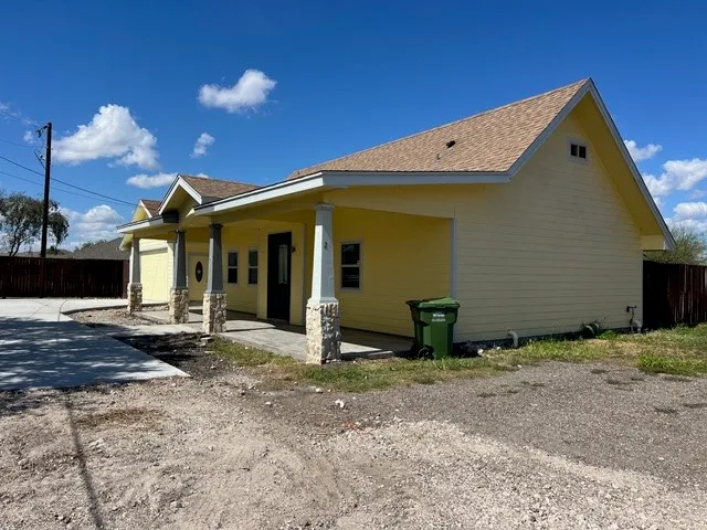 a view of a house with yard and garage