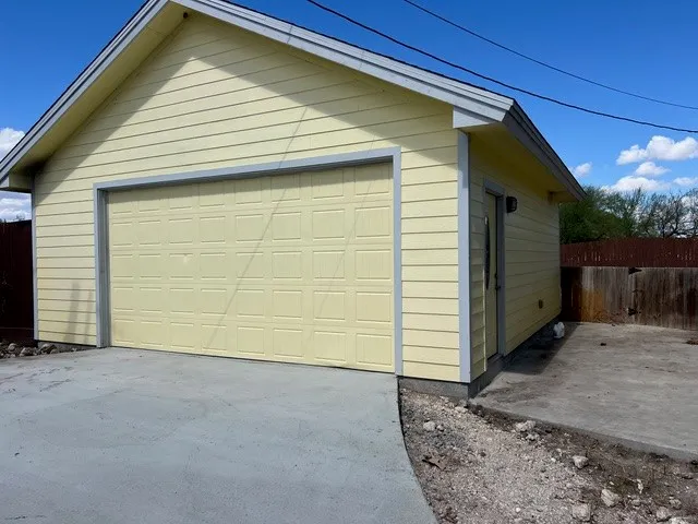a view of a backyard