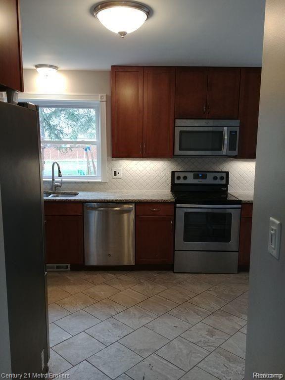32250 Baintree Road Farmington Hills, MI 48334 - Photo 3 of 23