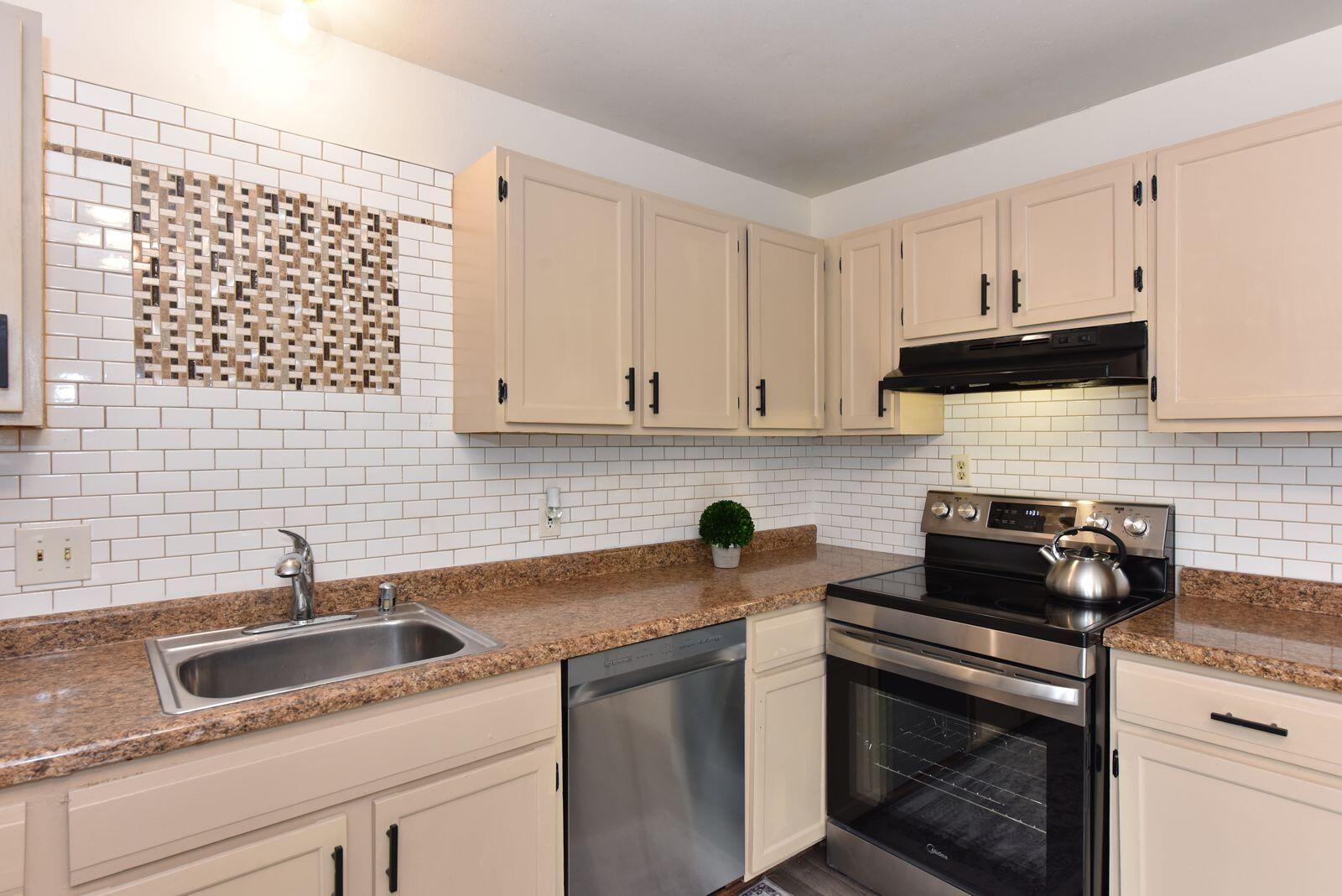 6081 West Calumet Road Milwaukee, WI 53223 - Photo 12 of 29 Mosaic Tile Backsplash