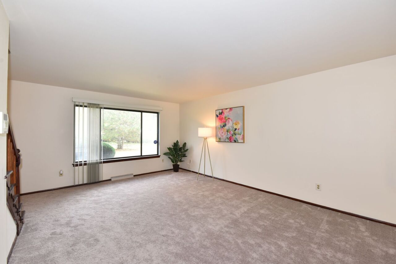 6081 West Calumet Road Milwaukee, WI 53223 - Photo 5 of 29 Living Room
