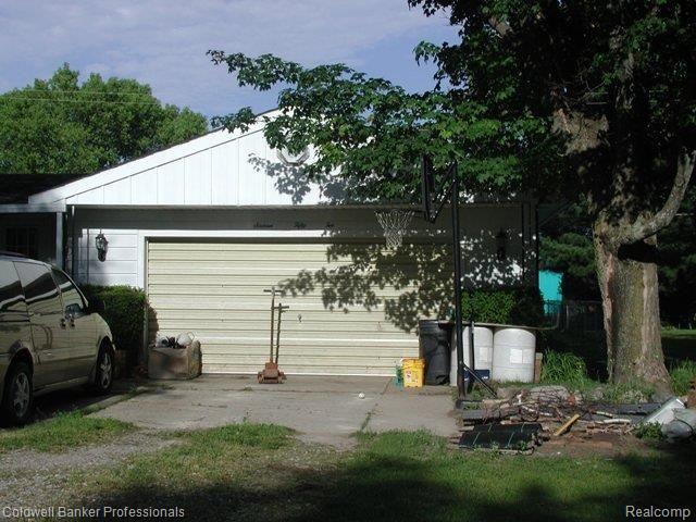 1652 Fish Lake Road Lapeer, MI 48446 - Photo 15 of 25 1652FishLkGarage.JPG