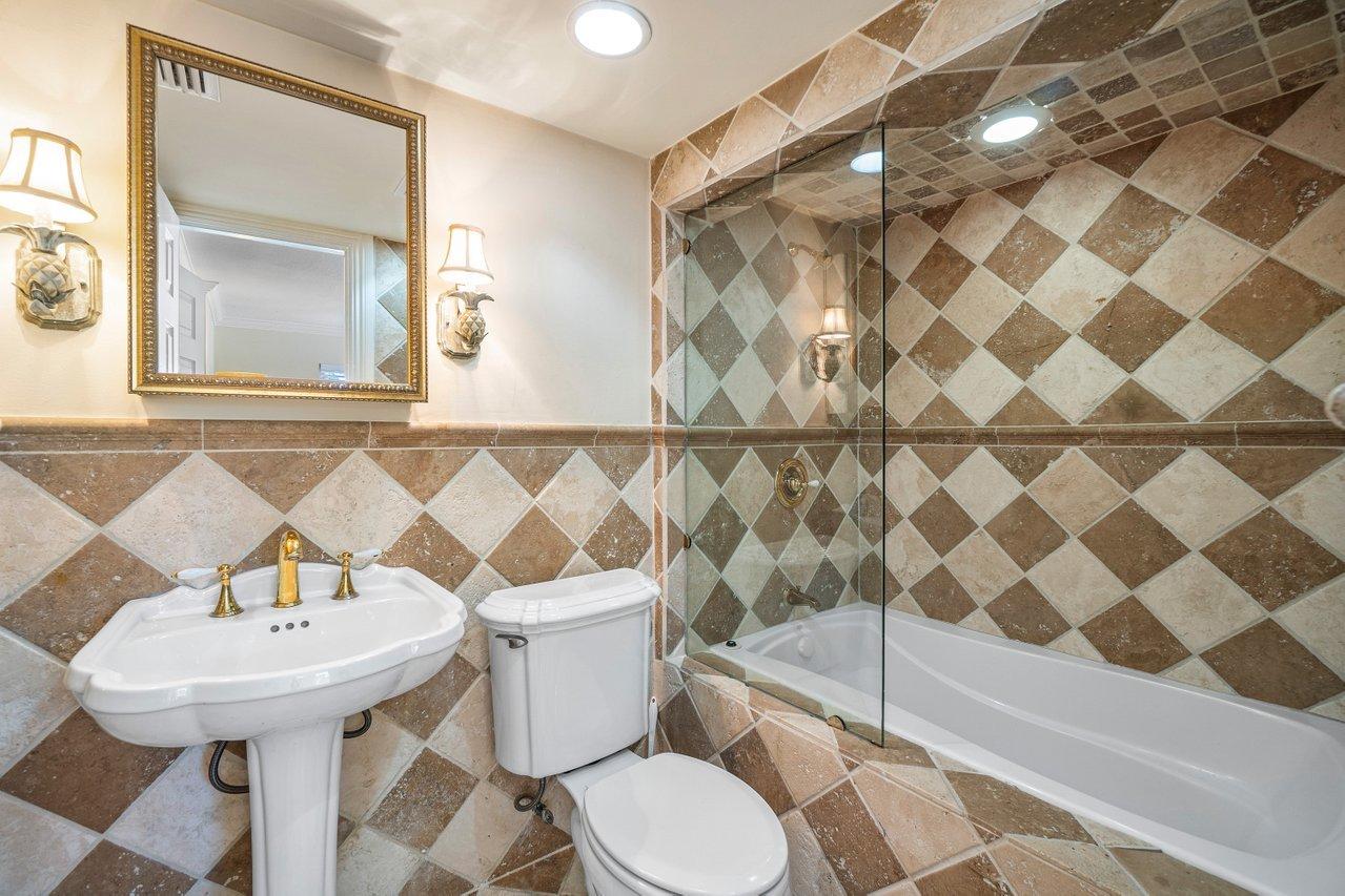 250 East Royal Palm Road, Unit 2C Boca Raton, FL 33432 - Photo 16 of 35 Bath 2