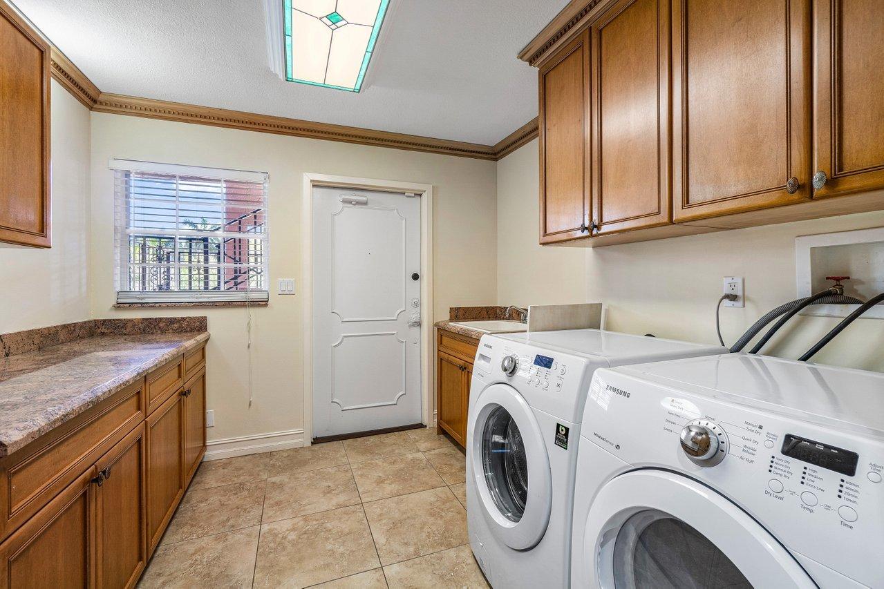 250 East Royal Palm Road, Unit 2C Boca Raton, FL 33432 - Photo 21 of 35 Lg utility room