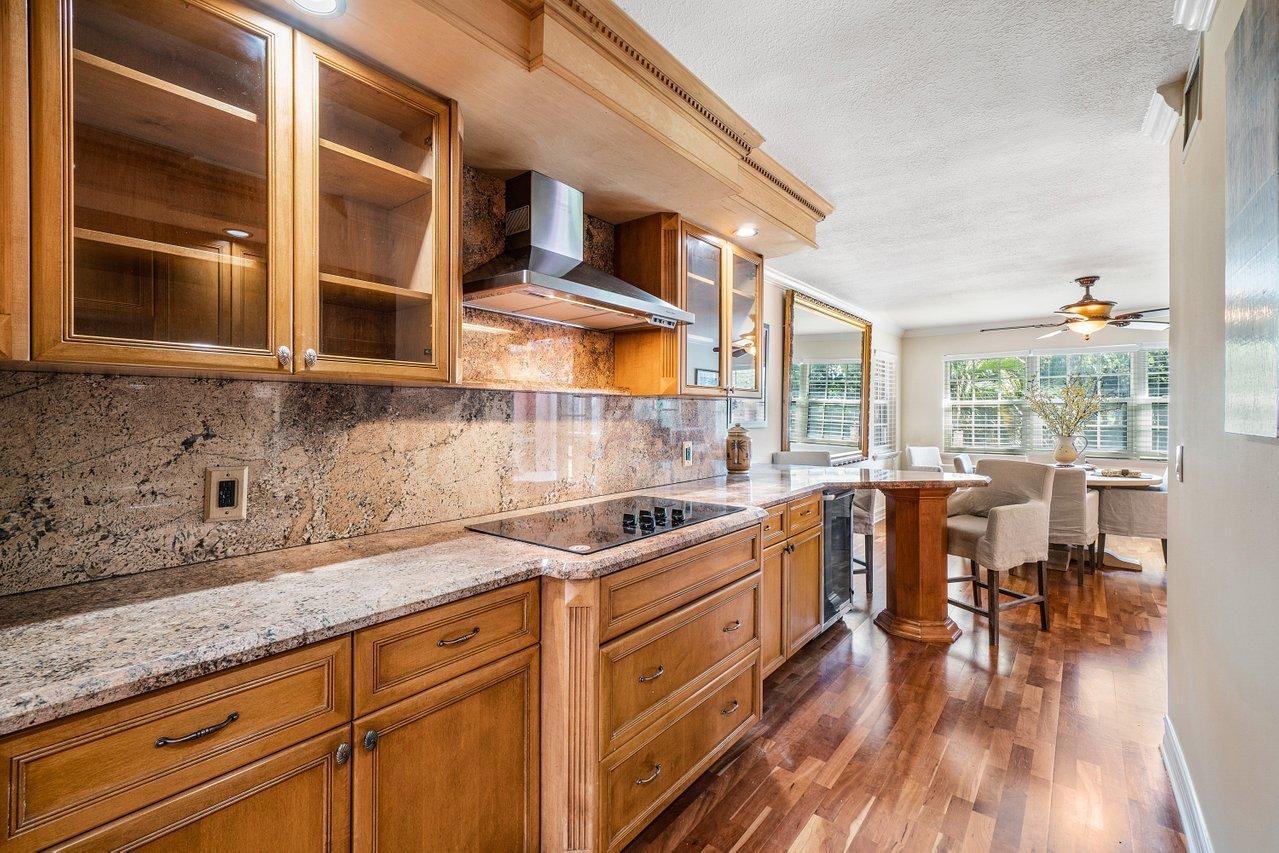 250 East Royal Palm Road, Unit 2C Boca Raton, FL 33432 - Photo 9 of 35 Kitchen