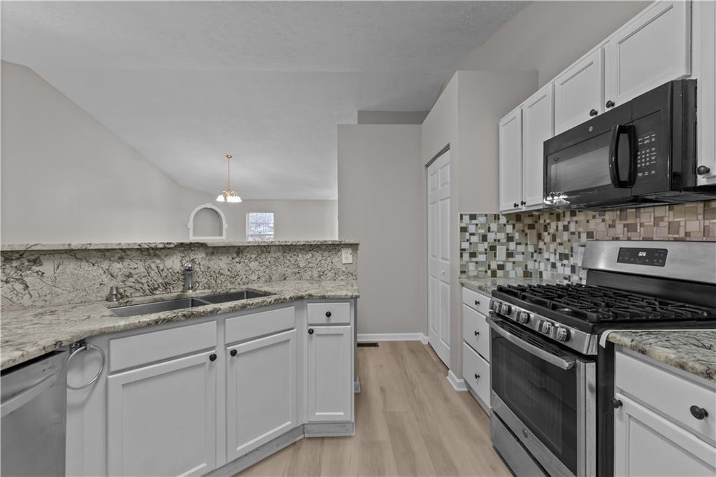 granite counters, stainless appliances and pantry