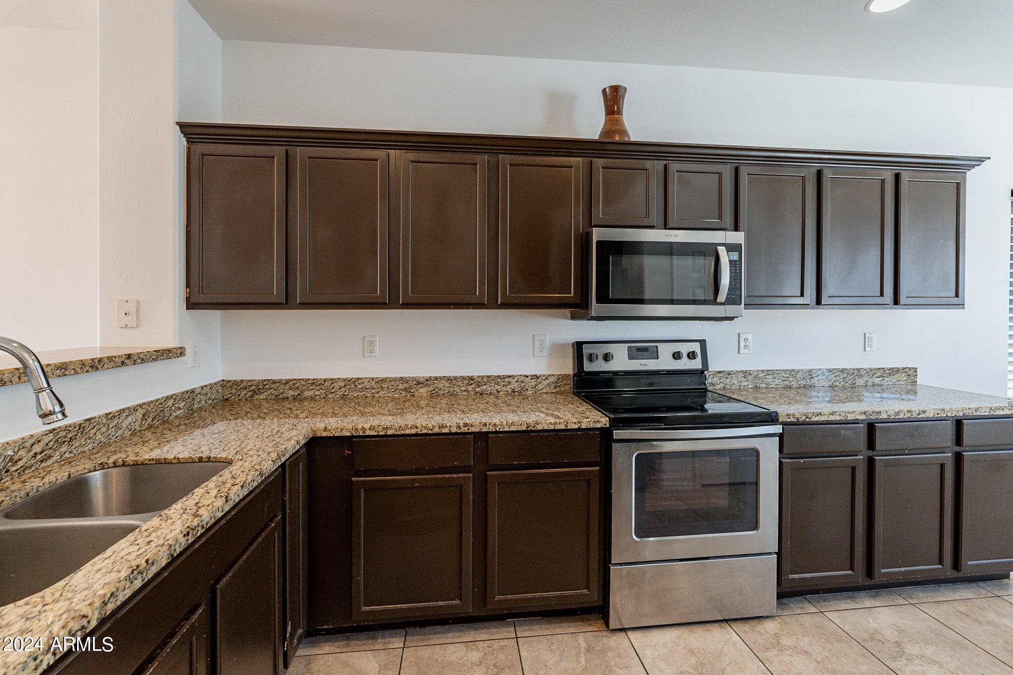 10212 West Chipman Road Tolleson, AZ 85353 - Photo 9 of 28 Kitchen