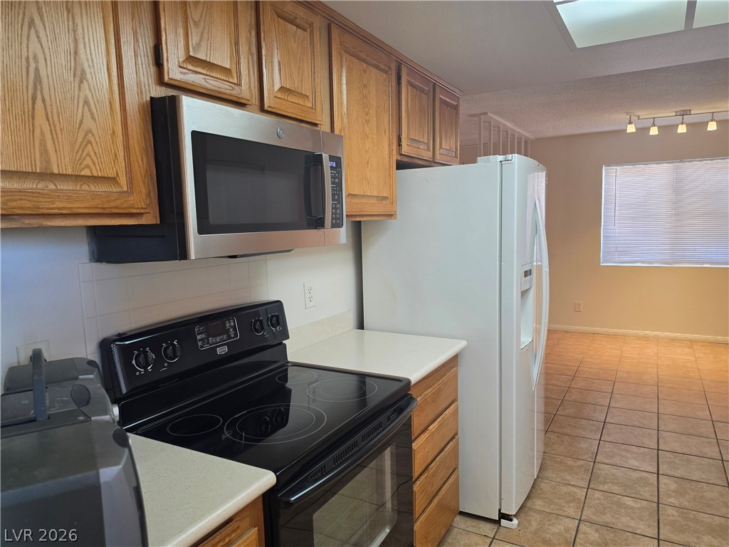 5289 Reeder Circle Las Vegas, NV 89119 - Photo 5 of 40 Classic oak cabinetry pairs with practical appliances in this open culinary space.
