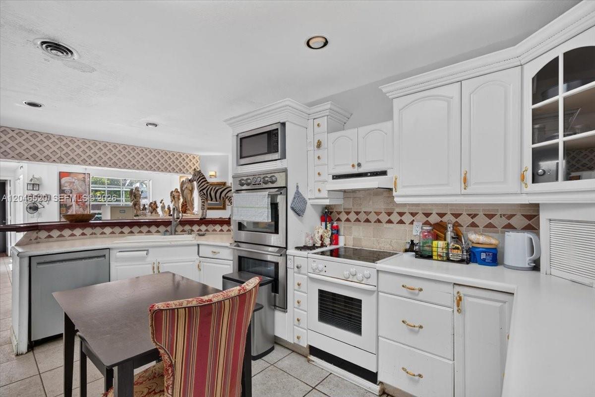 9841 Southwest 157th Terrace Miami, FL 33157 - Photo 15 of 54