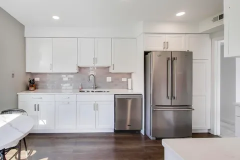 $375,000 | 83 Thornhill Lane, Unit B, Lake Barrington, IL 60010