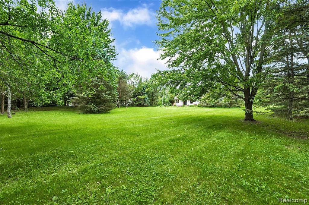1674 North Hacker Road Howell, MI 48843 - Photo 37 of 40