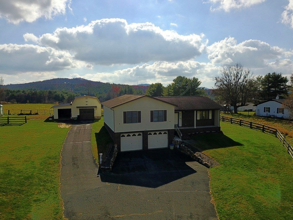 211 Cranberry Road Galax, VA 24333 - Photo 4 of 34 Gallery Image 4