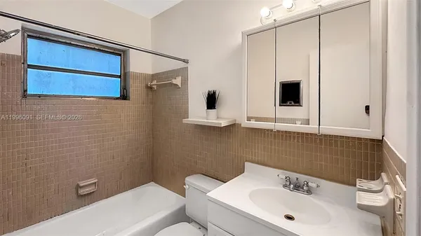 $1,400 | 2219 Polk Street, Unit 8A, Hollywood, FL 33020