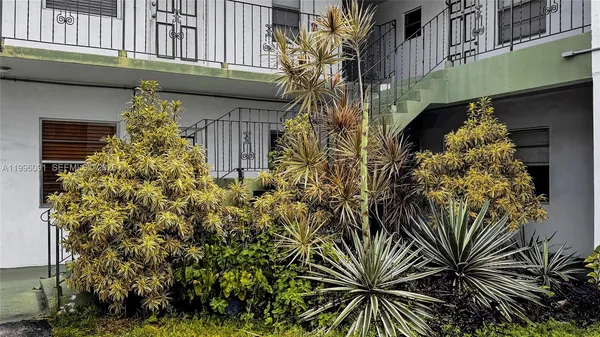 $1,400 | 2219 Polk Street, Unit 8A, Hollywood, FL 33020