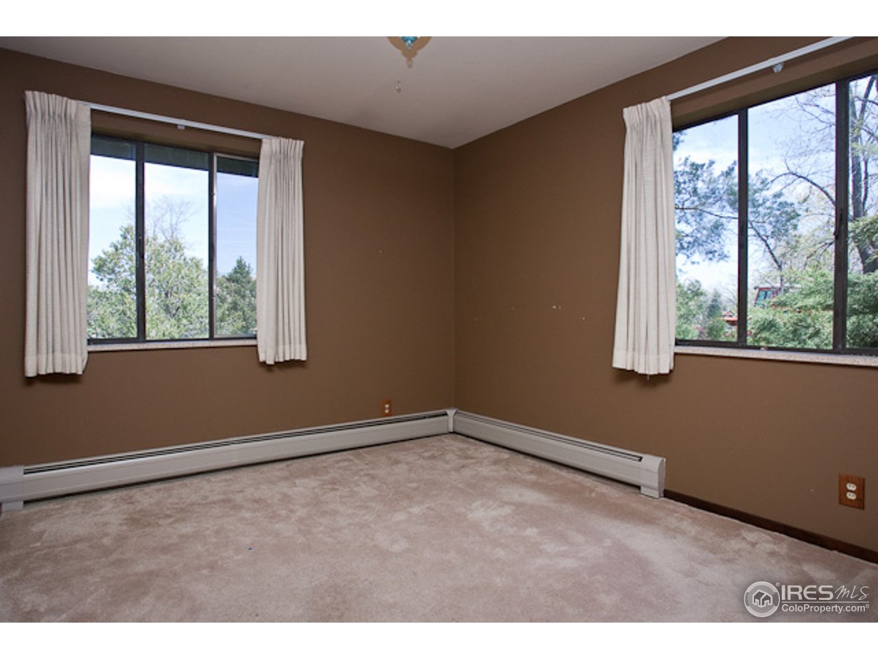 6686 Jay Road Boulder, CO 80301 - Photo 11 of 18 an empty room with a window