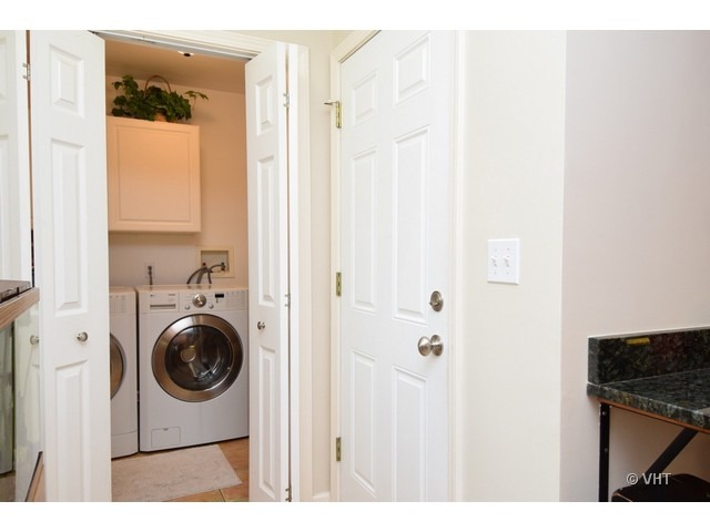 924 Spring Road Elmhurst, IL 60126 - Photo 8 of 18 a utility room with dryer and washer