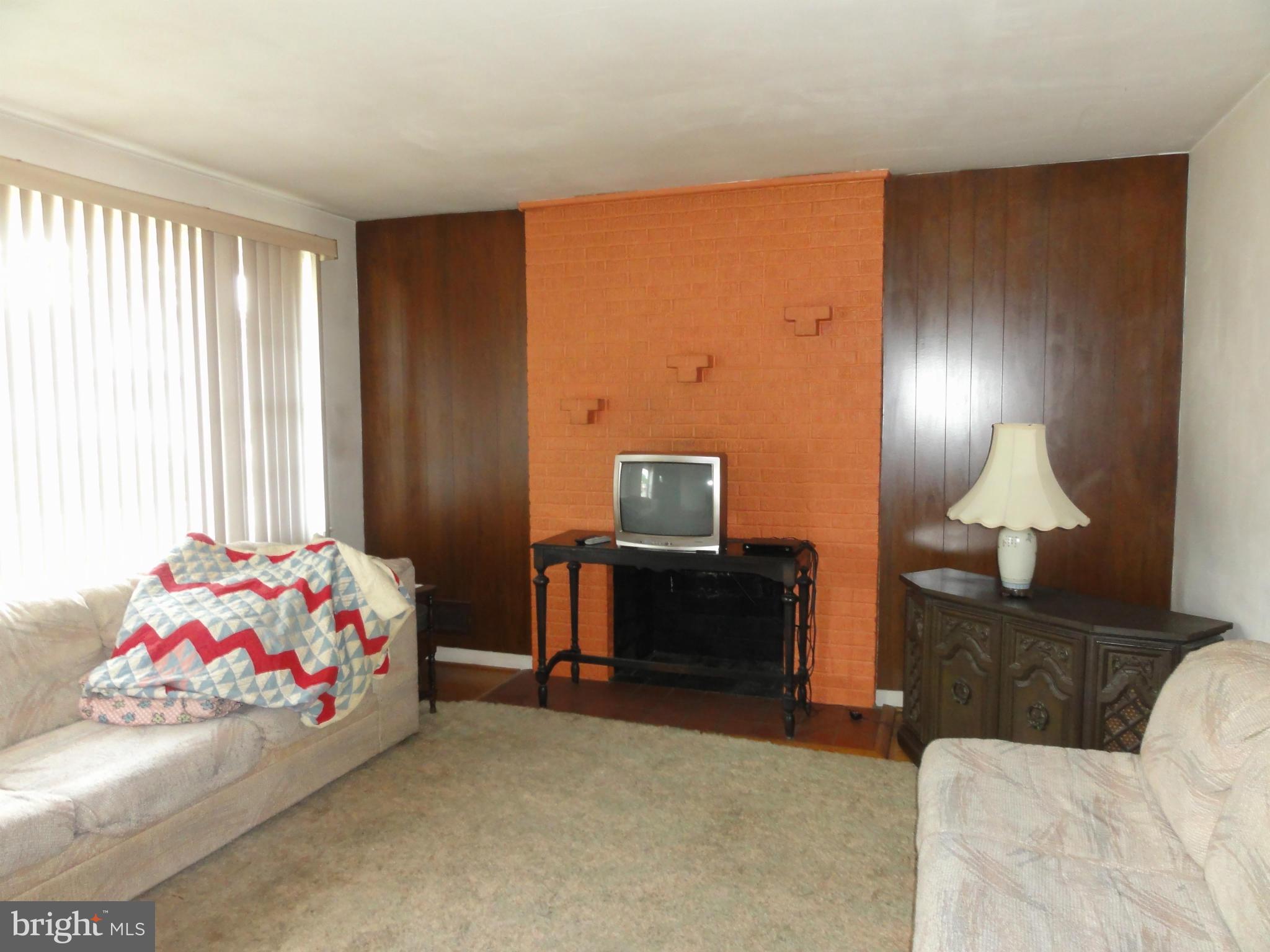 568 Shipley Road Linthicum Heights, MD 21090 - Photo 2 of 6 Living Room