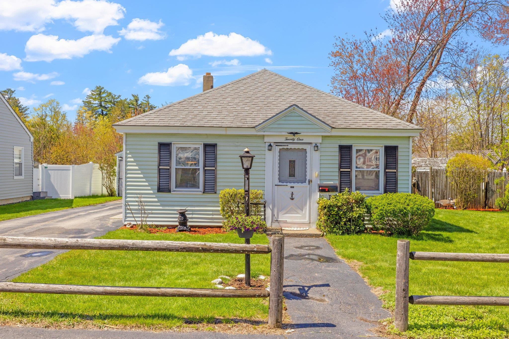 21 Gordon Street Manchester, NH 03109 - Photo 1 of 28 Gallery Image 1