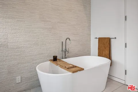 $24,950 | 3660 Inglewood Boulevard, Los Angeles, CA 90066