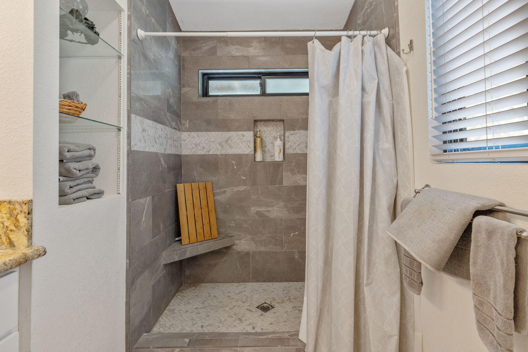 43677 Washburn Drive Three Rivers, CA 93271 - Photo 25 of 80 upstairs primary bathroom