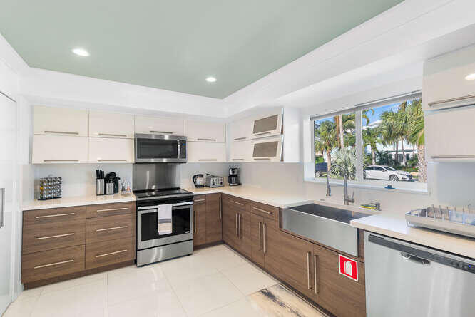 2740 Northeast 26th Street Lighthouse Point, FL 33064 - Photo 18 of 59 2740 NE 26th St-small-010-027-DSC9577-66