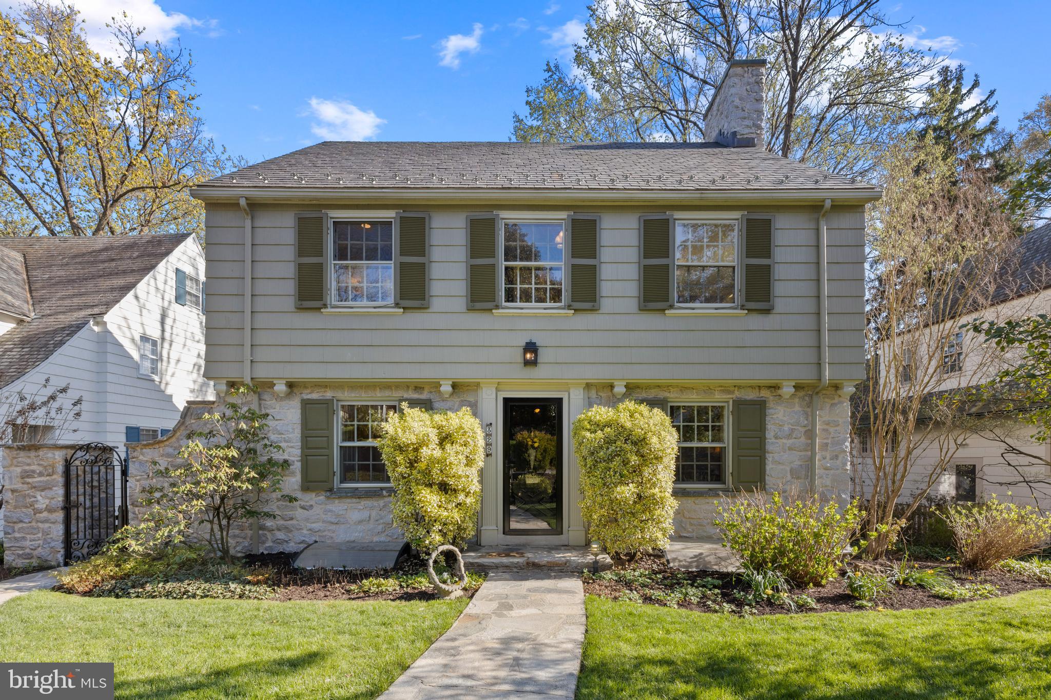 329 Tunbridge Road Baltimore, MD 21212 - Photo 4 of 76 a front view of a house with garden