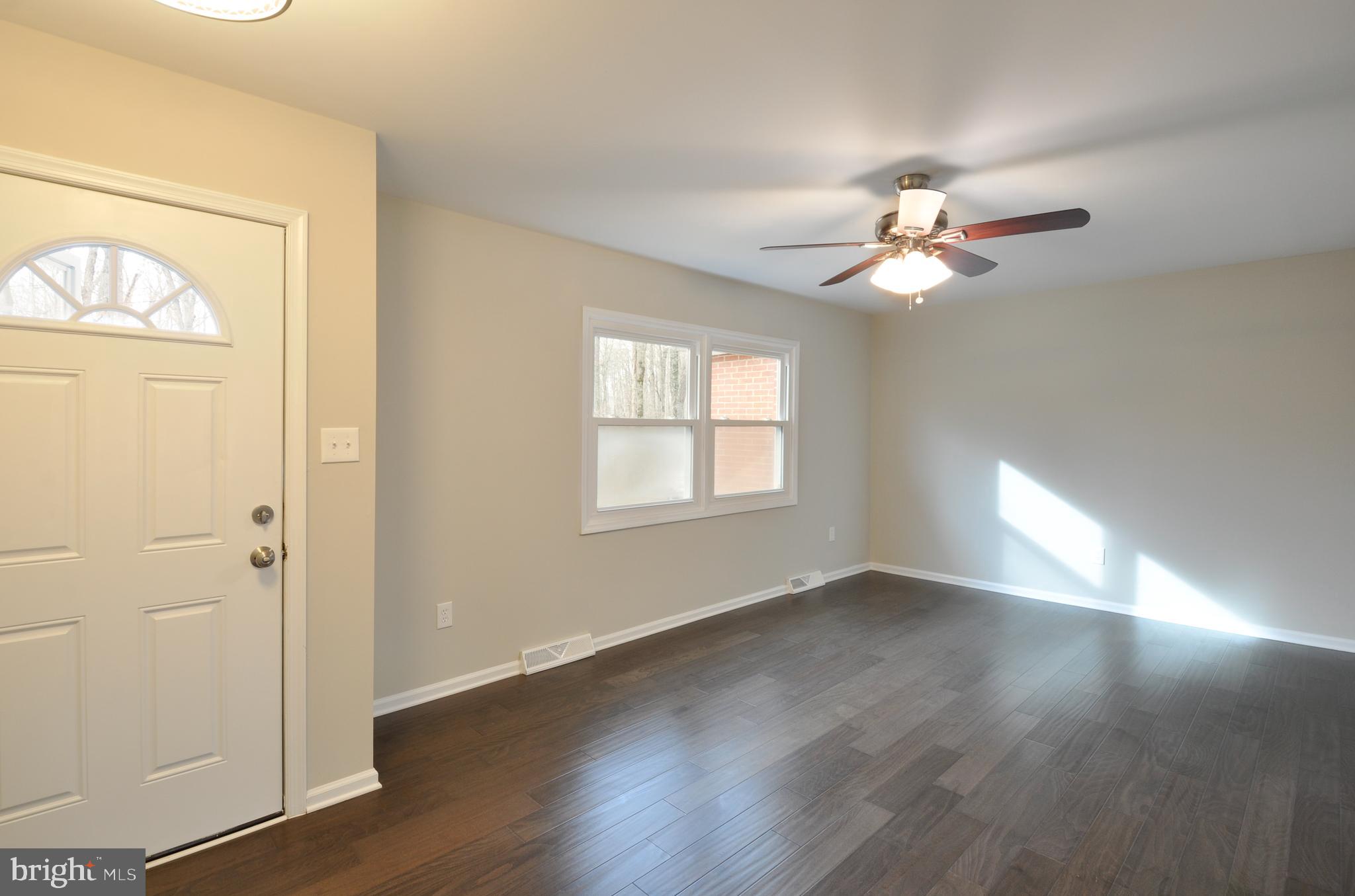 4018 Ensors Shop Road Midland, VA 22728 - Photo 9 of 41 Living Room