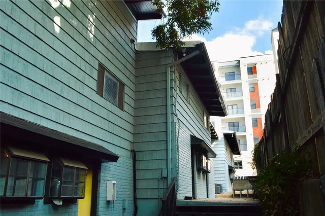 $975 | 2413 Leon Street, Unit 105, Austin, TX 78705