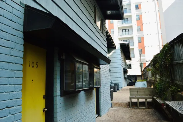 $975 | 2413 Leon Street, Unit 105, Austin, TX 78705