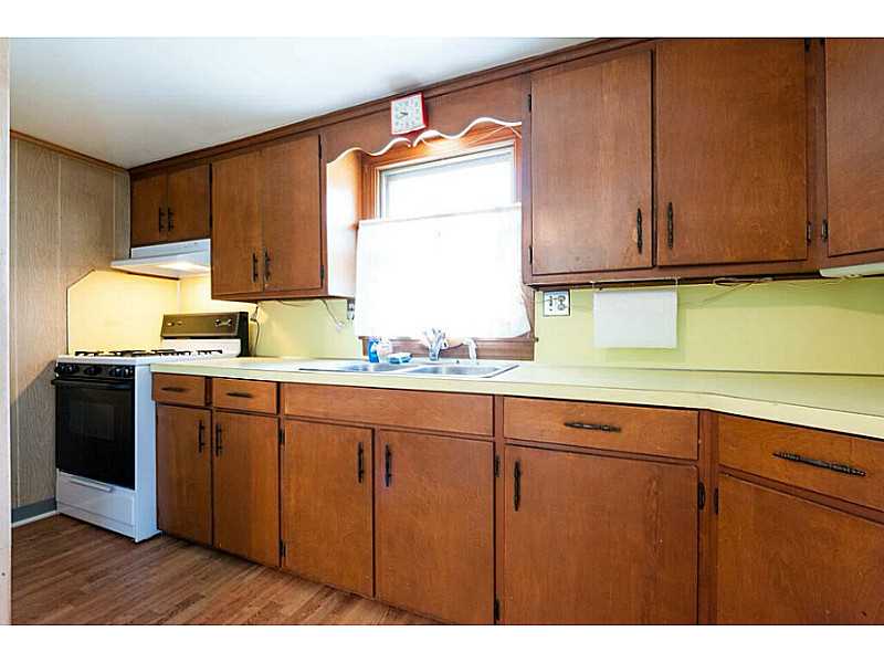 60 River Road Lincoln, RI 02865 - Photo 9 of 24 Kitchen.