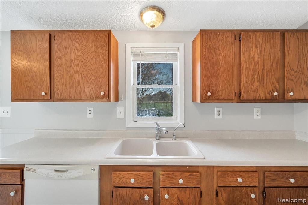 2662 South Latson Road Howell, MI 48843 - Photo 9 of 36