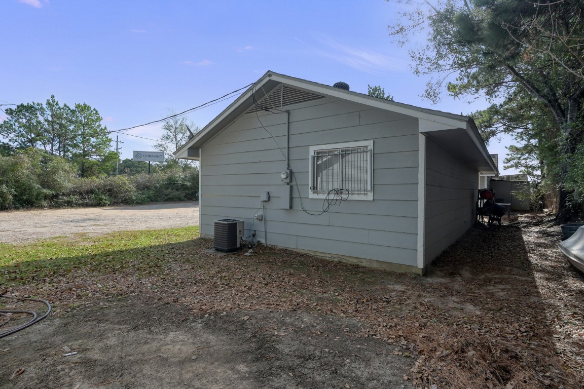 111 Cartwright Road Conroe, TX 77301 - Photo 19 of 19 a view of backyard with large tree