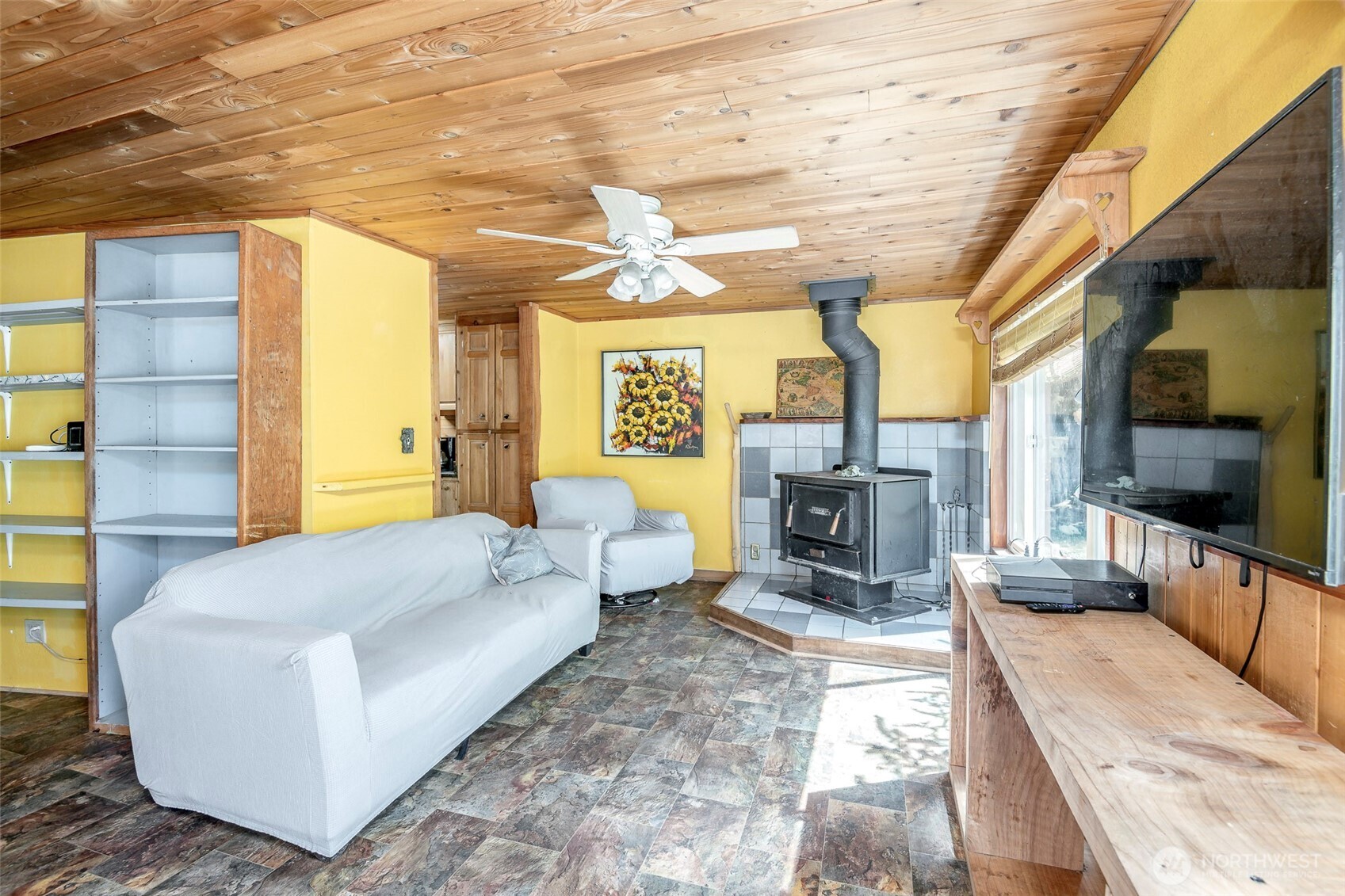142 Gharet Road Randle, WA 98377 - Photo 10 of 32 a living room with furniture and a fireplace