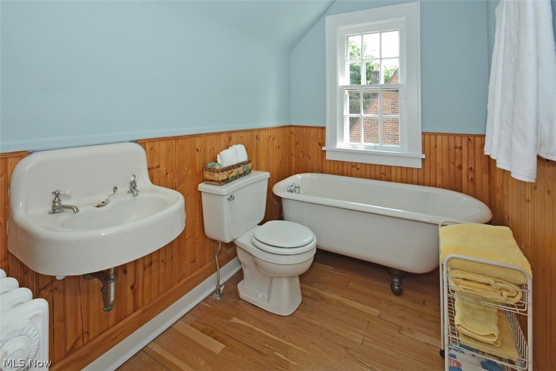 3281 Avalon Road Cleveland, OH 44120 - Photo 22 of 29 Charming third floor full bath with claw foot tub.