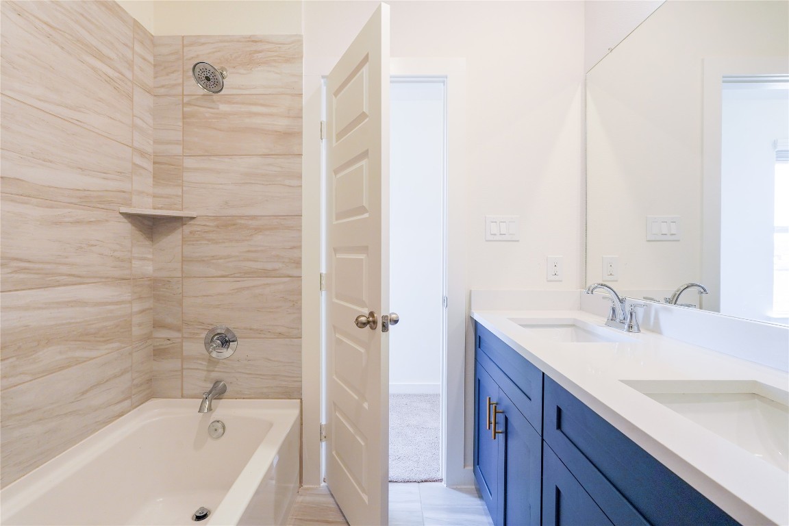 6618 Escondido Drive Rosharon, TX 77583 - Photo 24 of 31 a bathroom with a bathtub and a sink